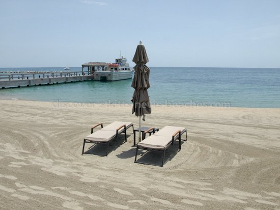 Photo of Pinney's Beach in Nevis.